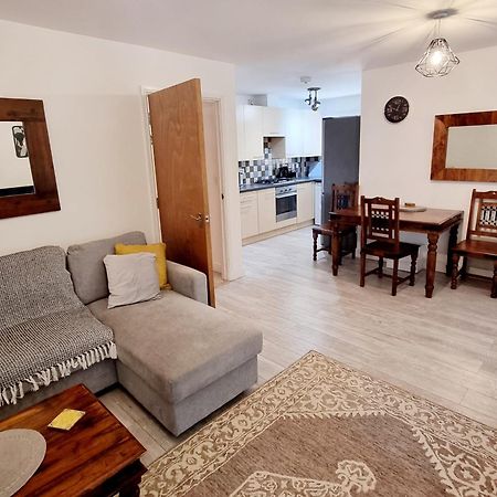 Spacious Two Bedroom Apartment With One Parking Space Thame Exterior photo