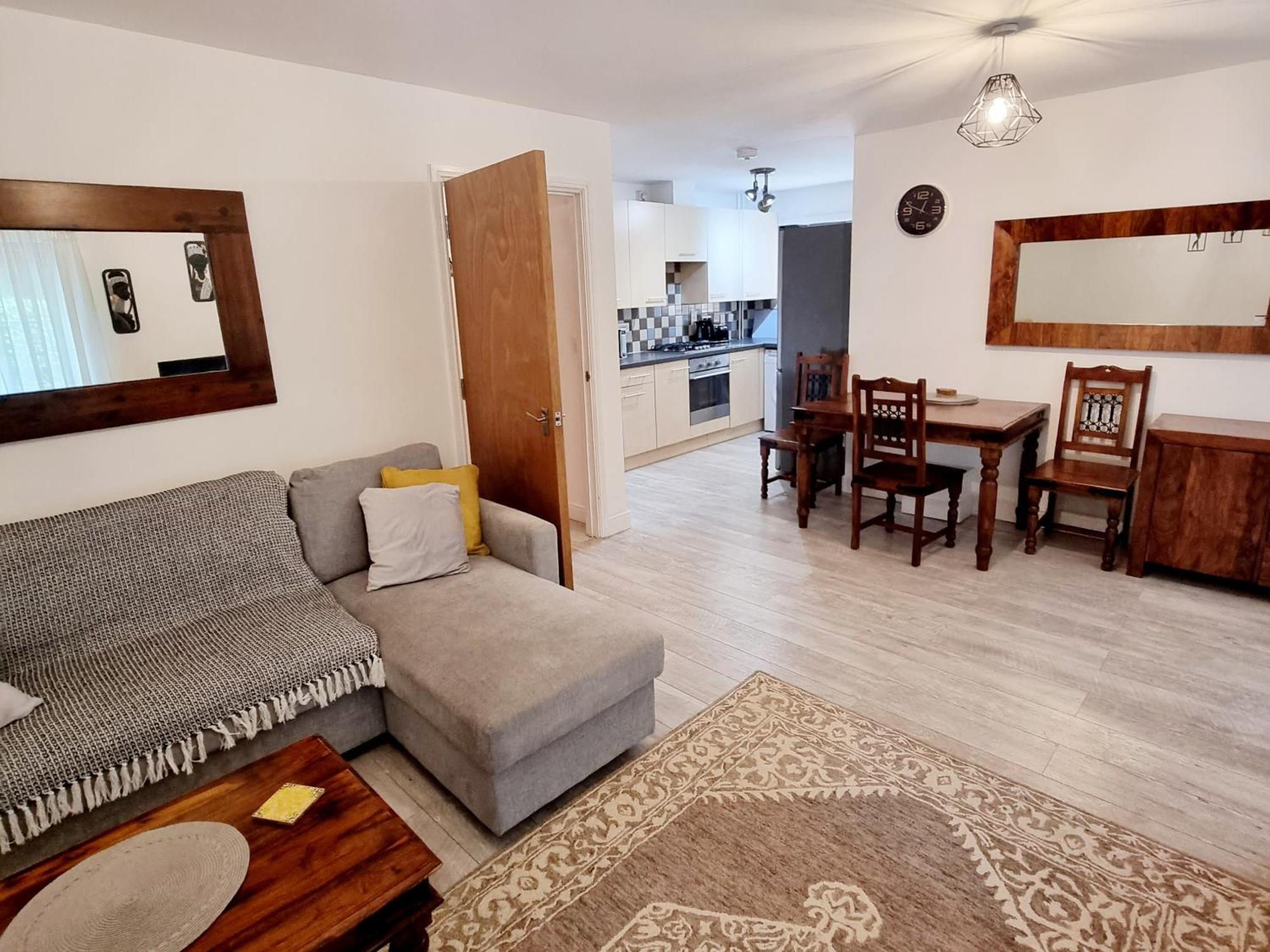 Spacious Two Bedroom Apartment With One Parking Space Thame Exterior photo