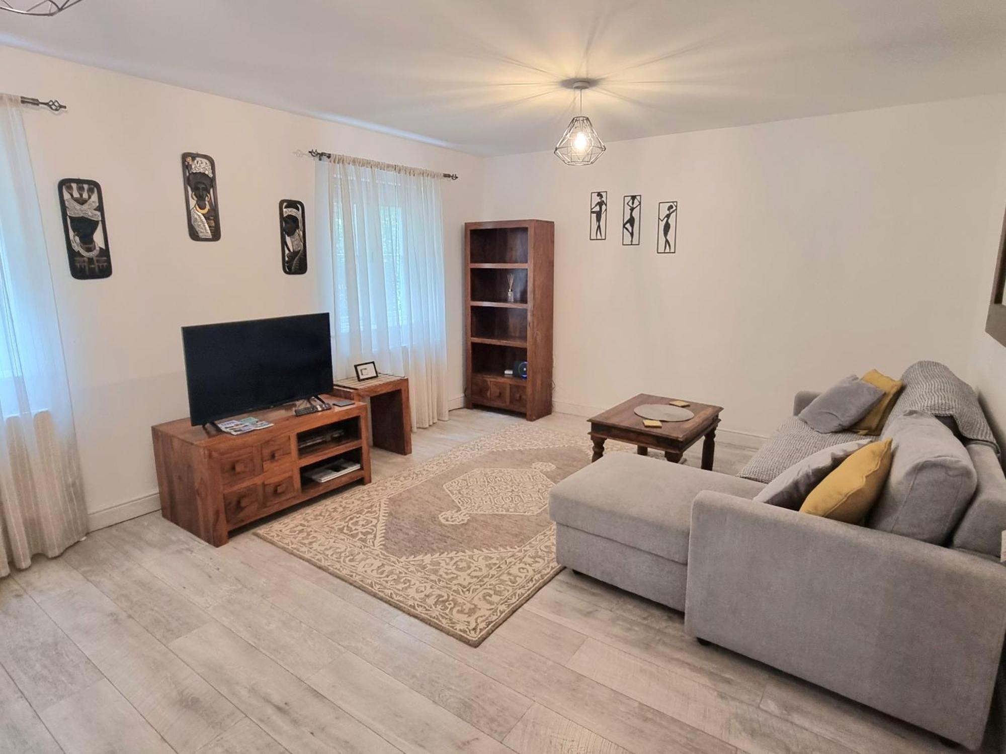 Spacious Two Bedroom Apartment With One Parking Space Thame Exterior photo