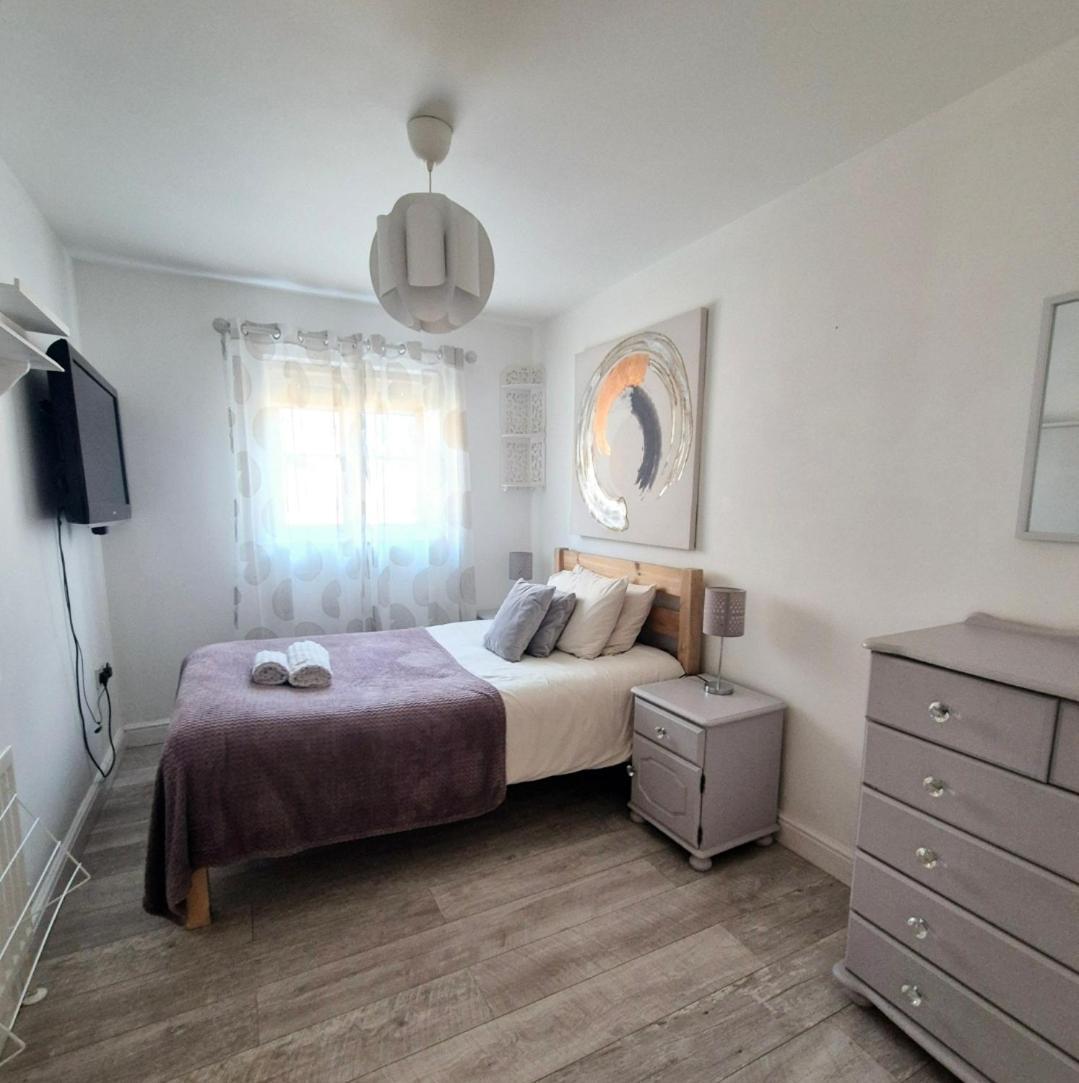 Spacious Two Bedroom Apartment With One Parking Space Thame Exterior photo