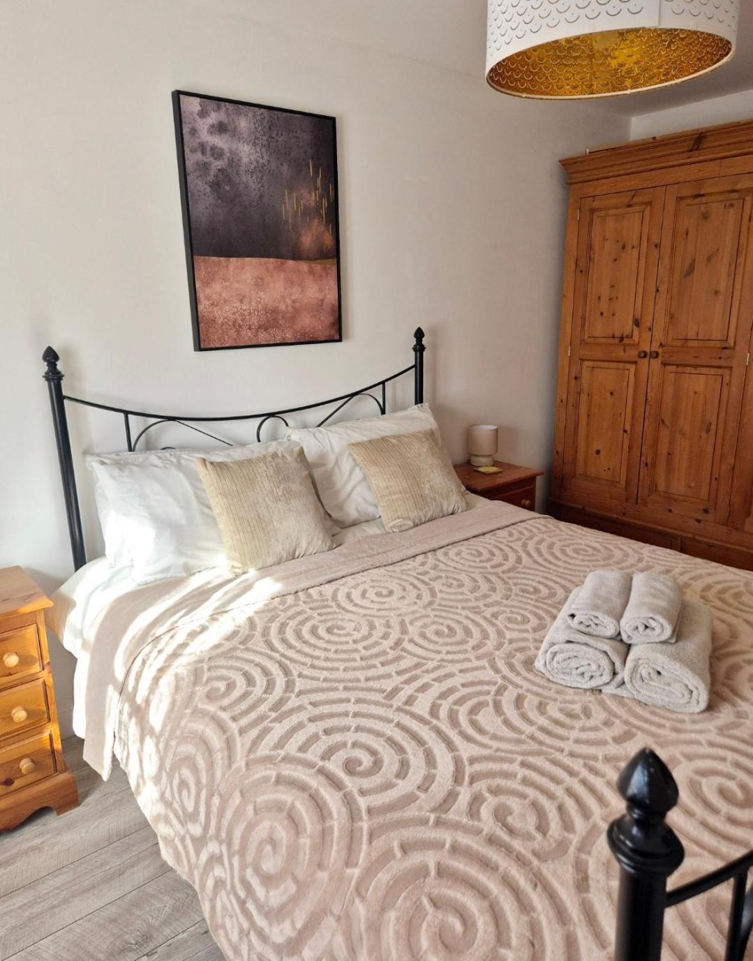 Spacious Two Bedroom Apartment With One Parking Space Thame Exterior photo